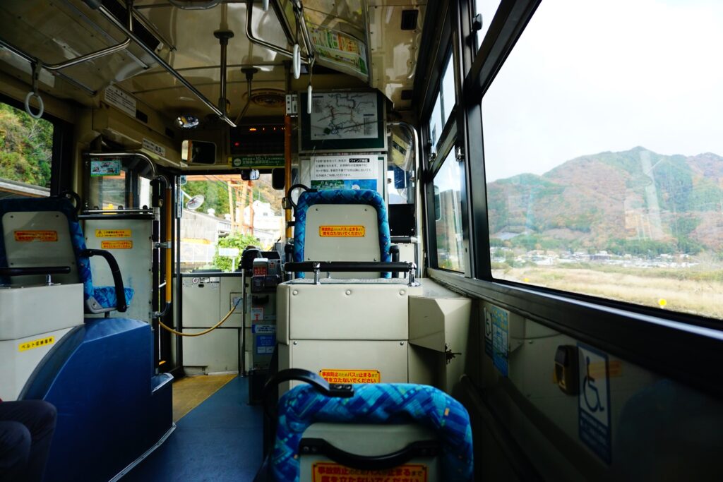 バス車内