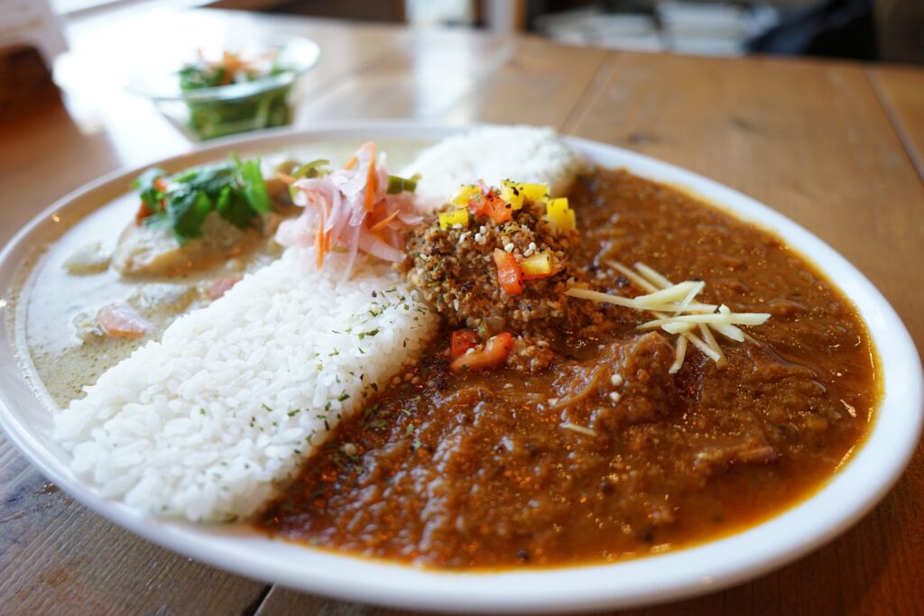 あいがけカレー（チキンカレー×グリーンカレー）