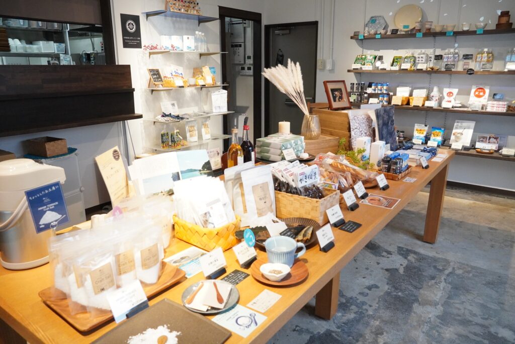 いろいろな商品が並ぶ物販コーナー