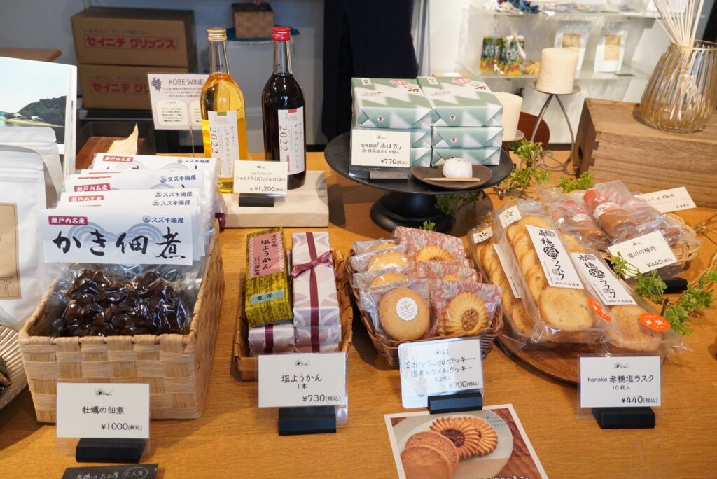 塩を使ったおみやげ品も置いています