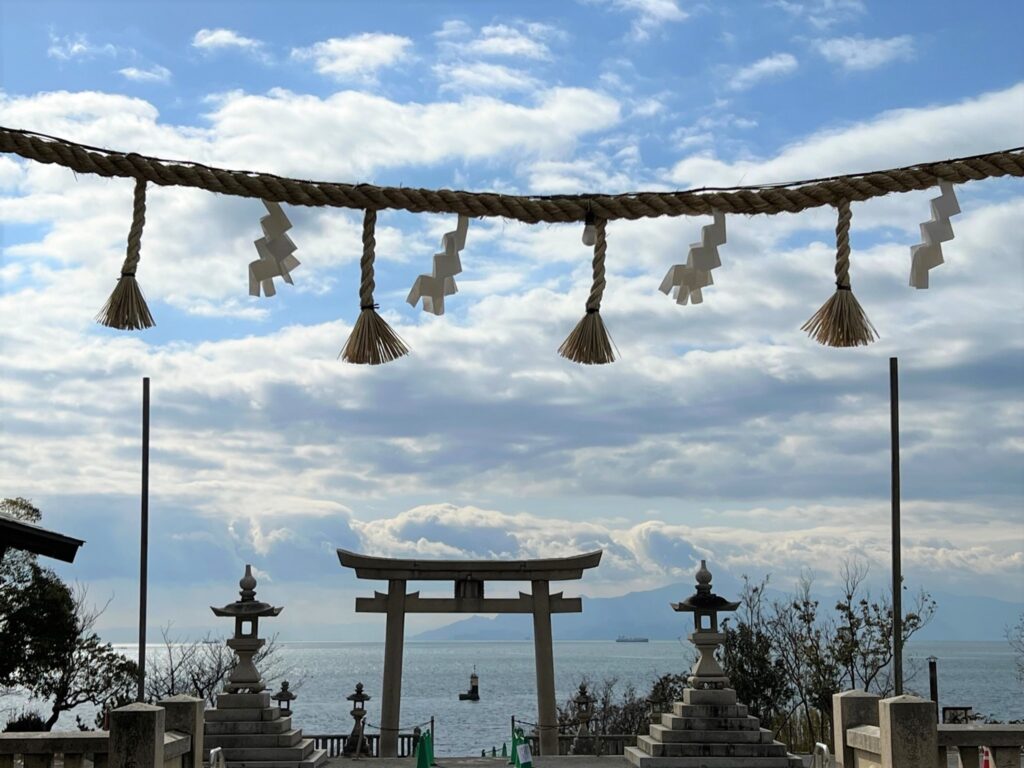鳥居から見える海と空が美しい