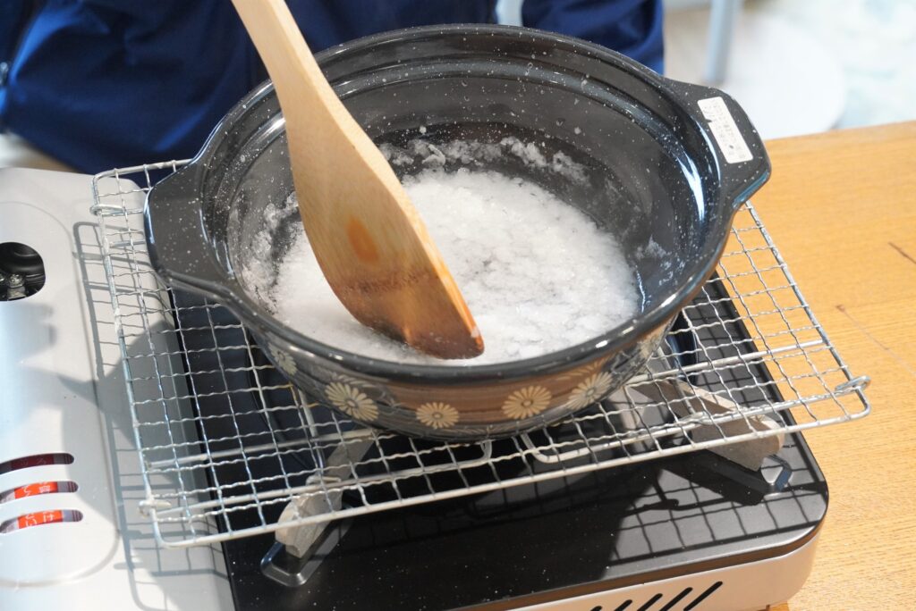 かん水を煮詰めて塩を手づくり