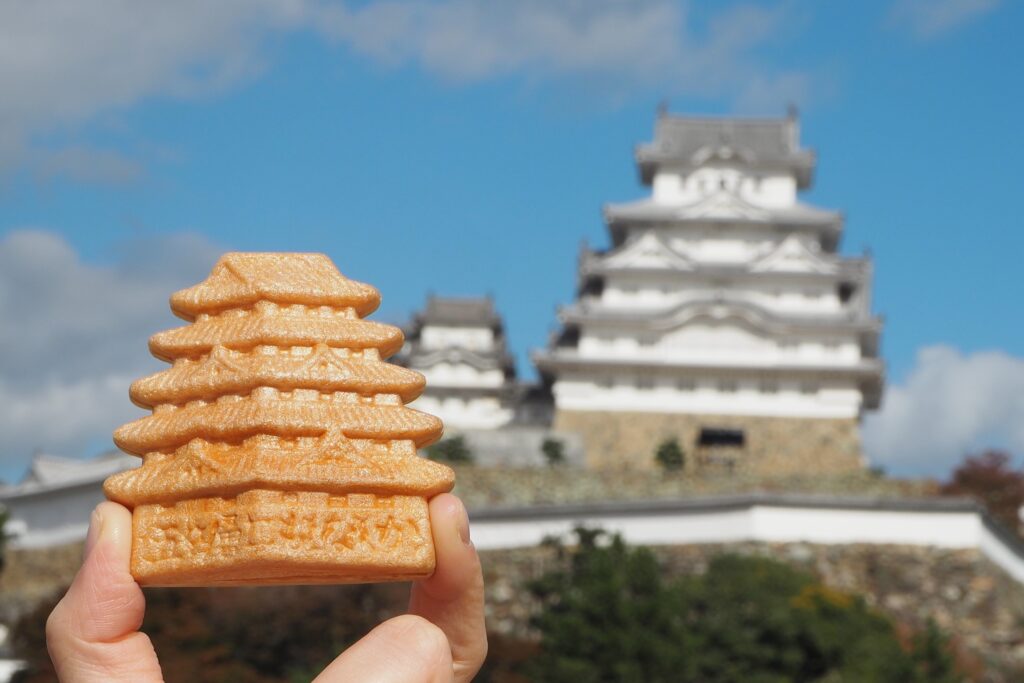 姫路城と『五層もなか』 （写真提供：なかの株式会社）