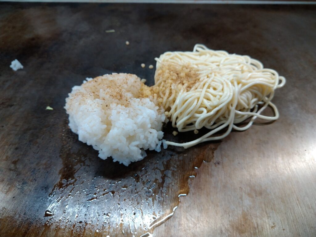 ご飯とそばを並べて魚粉