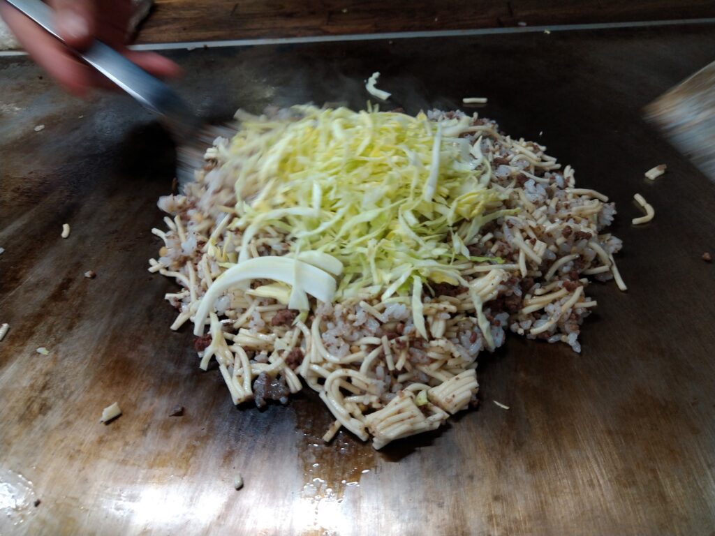 キャベツを乗せたら、また刻む