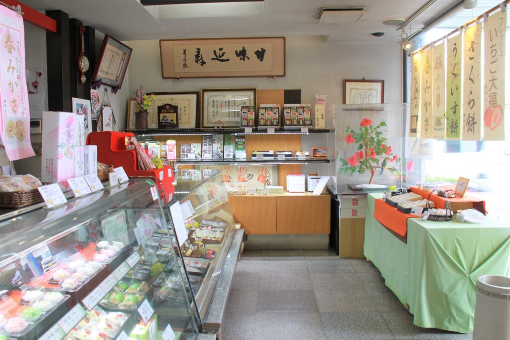 数々の表彰状や姫路菓子まつりに出展した工芸菓子が展示されています
