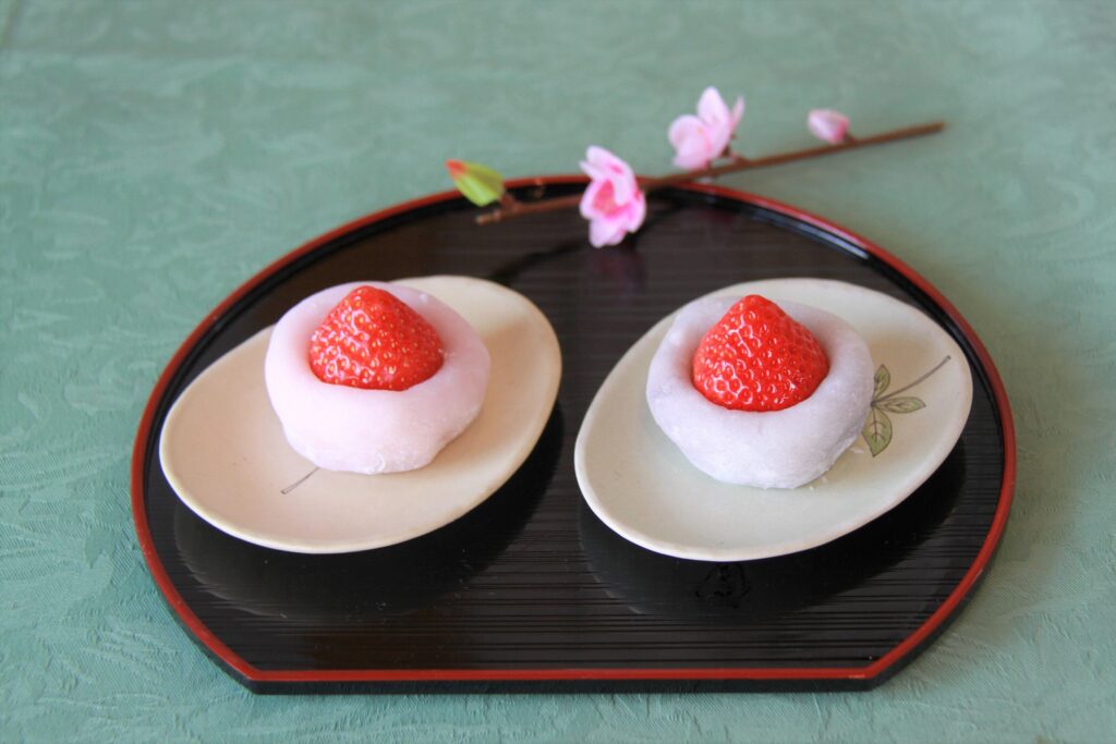 『いちご大福』（左が白あん、右が粒あん）1個238円　販売は4月上旬まで