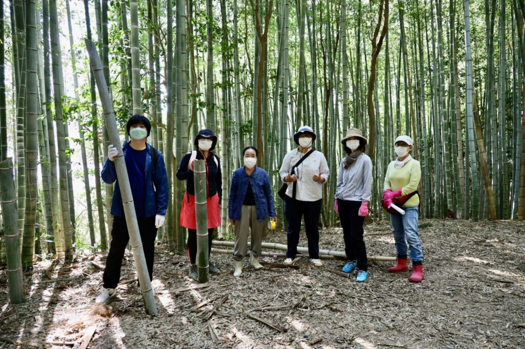 竹林を背景に集合写真