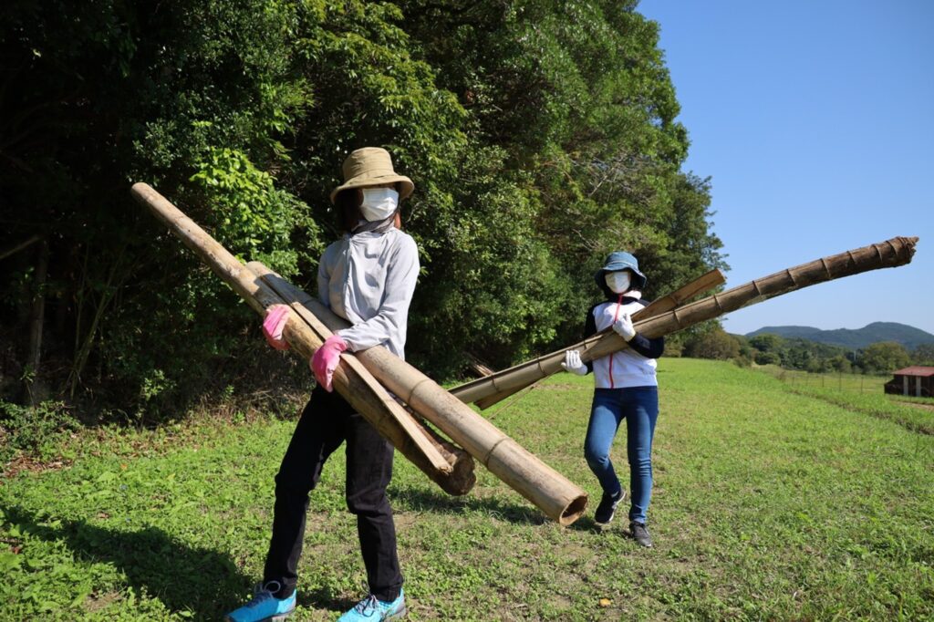 竹を運ぶ人