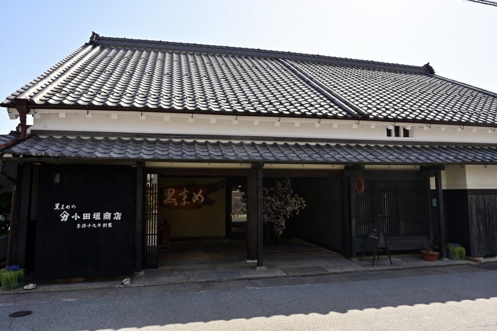 国の登録有形文化財に指定されている本店。その中で黒豆が楽しめる