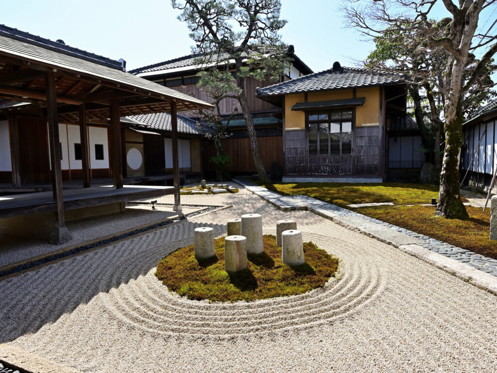 中庭には石庭