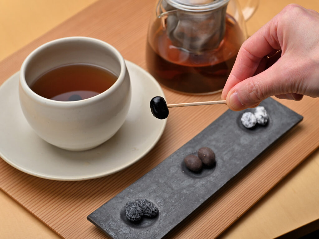 『ODAGAKI黒豆茶』（黒豆菓子三種付き700円）