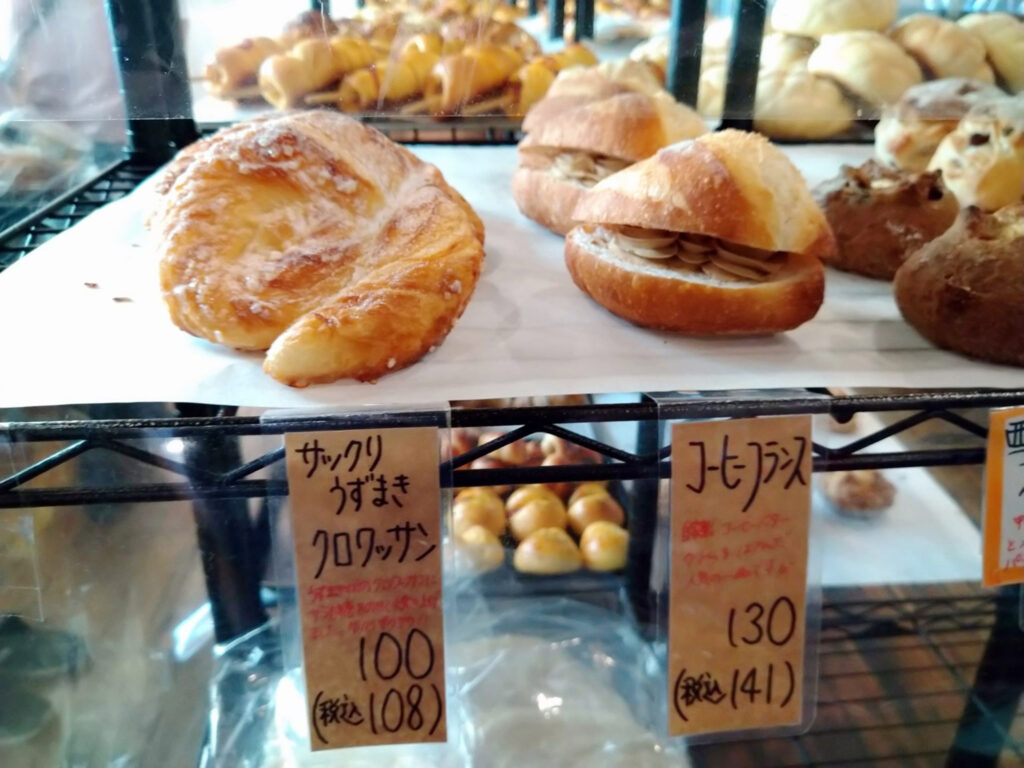 『サックリうずまきクロワッサン』（108円）