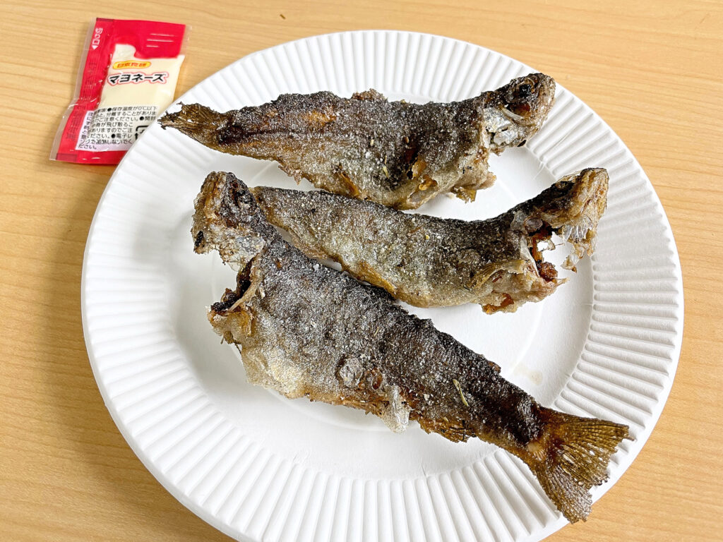 揚げたてのニジマス