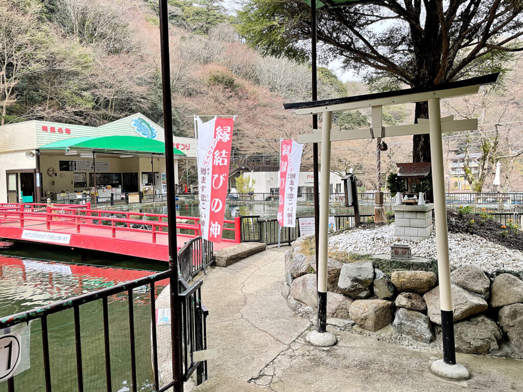 縁結びの神様がいる「鱒ます恋こい神社」