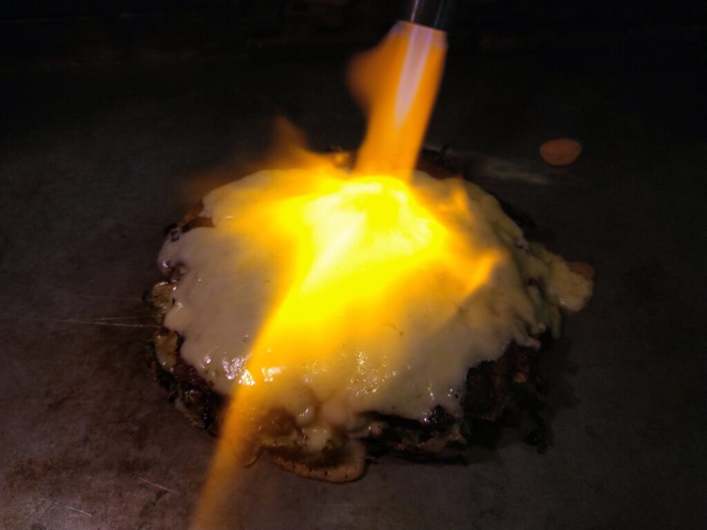 ぐつぐつと焼かれるチーズ