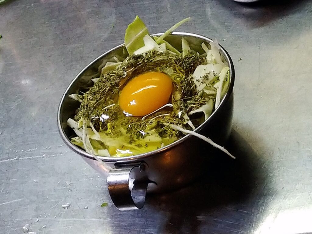 ハーブ、玉子が混ざる前