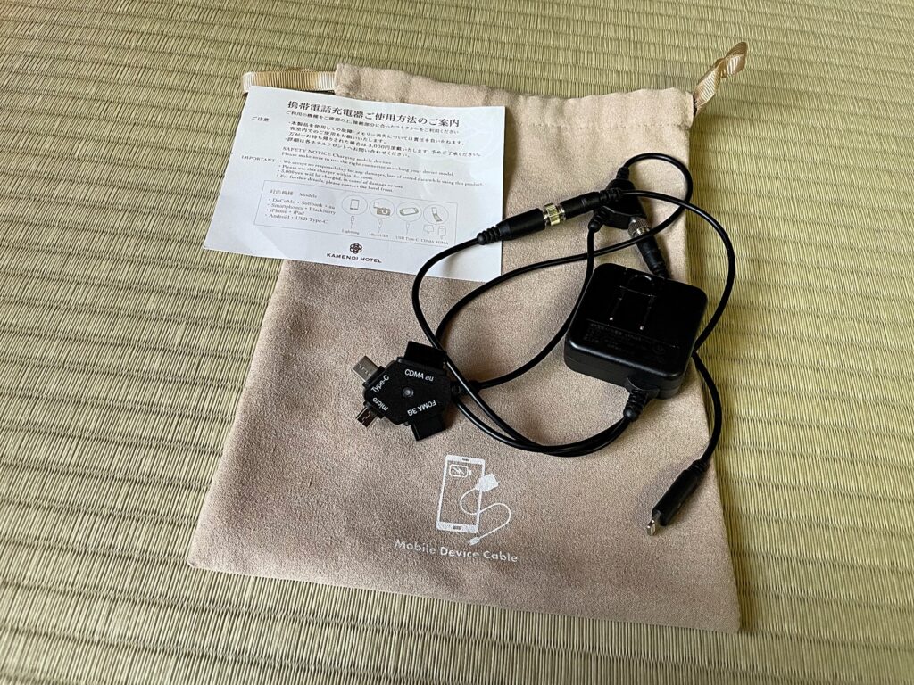 備え付け備品のスマホ充電用ケーブル