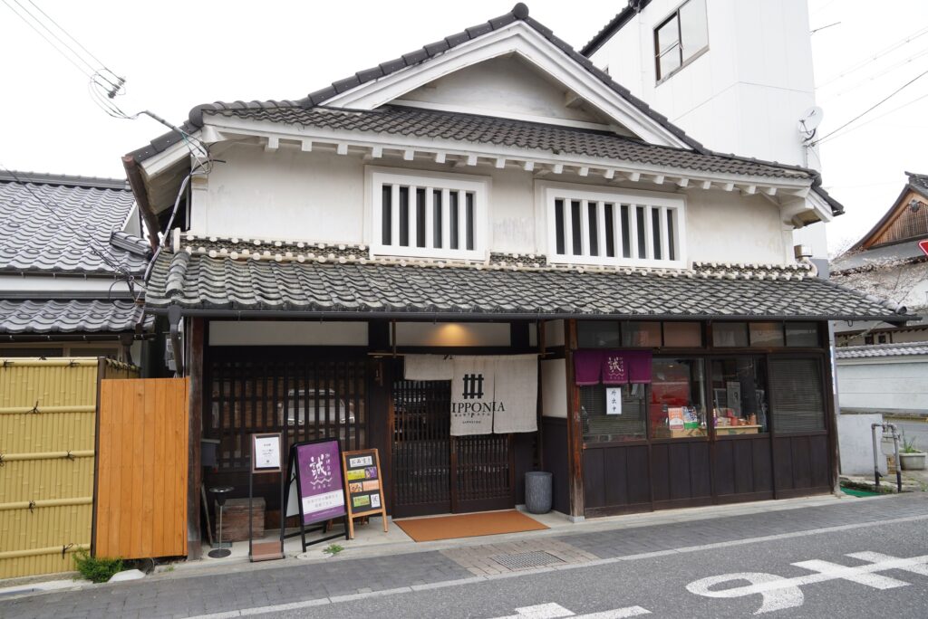 NIPPONIAののれんのある町家