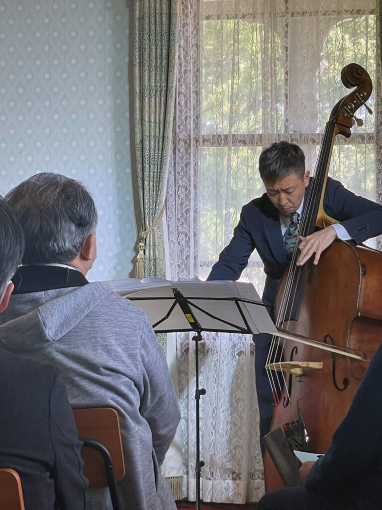 目の前で迫力ある演奏を聴いて