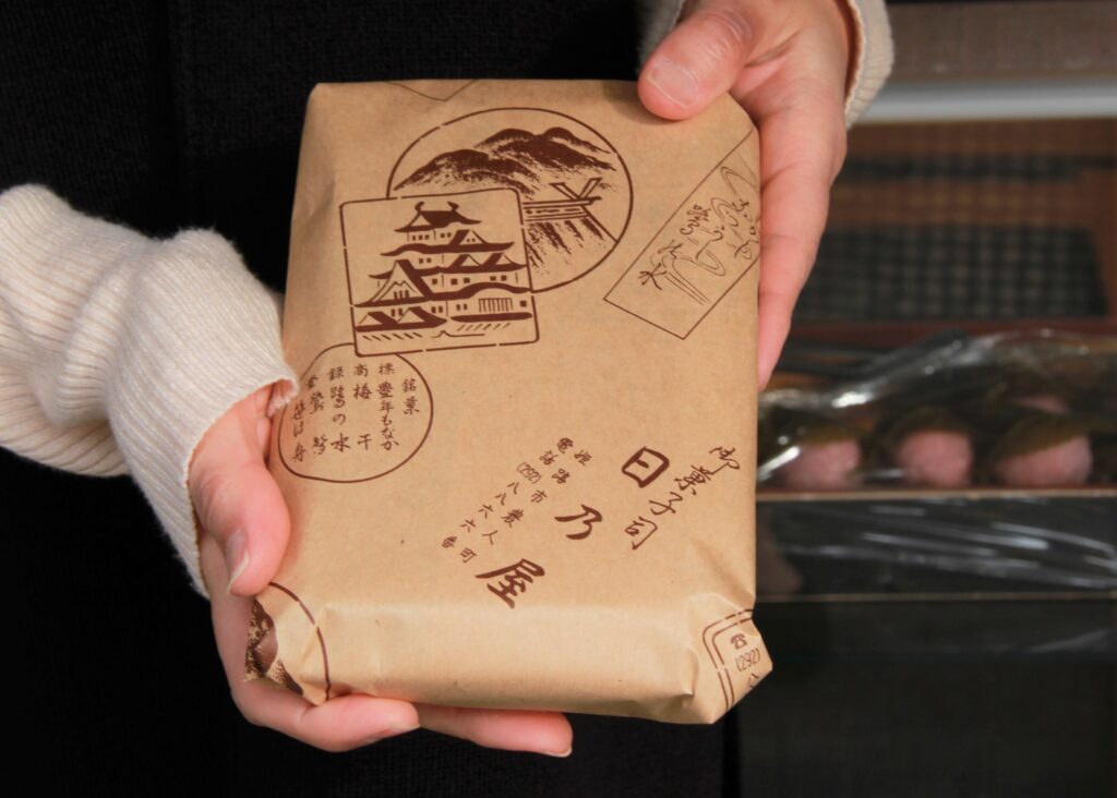 包み紙も楽しみのひとつ