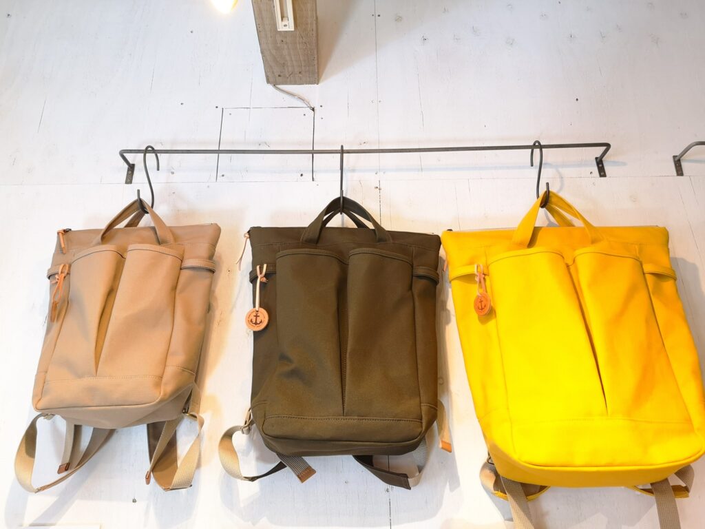 3サイズ展開の「hike」シリーズ　
左からhike30（小＝13,200円）、hike35（中＝14,300円）、hike40（大＝15,400円）
