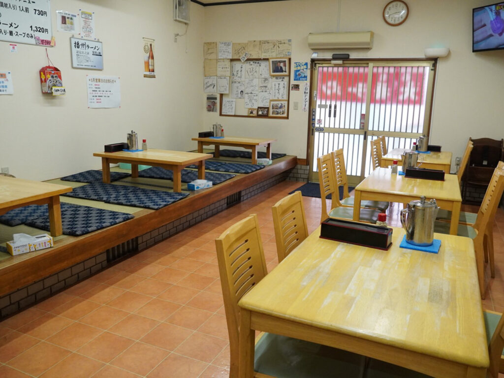 西脇 大橋ラーメン
清潔感あふれる店内