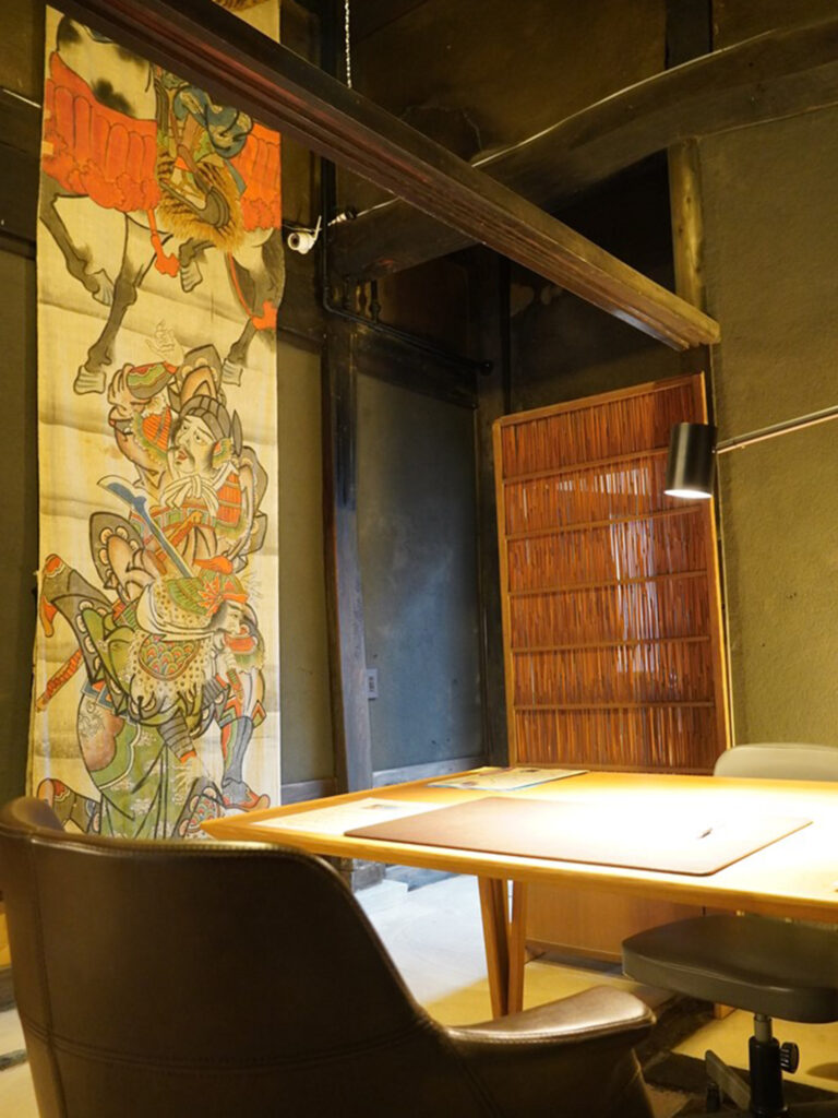 山崎旅館Q　当時の色濃く残した高い天井