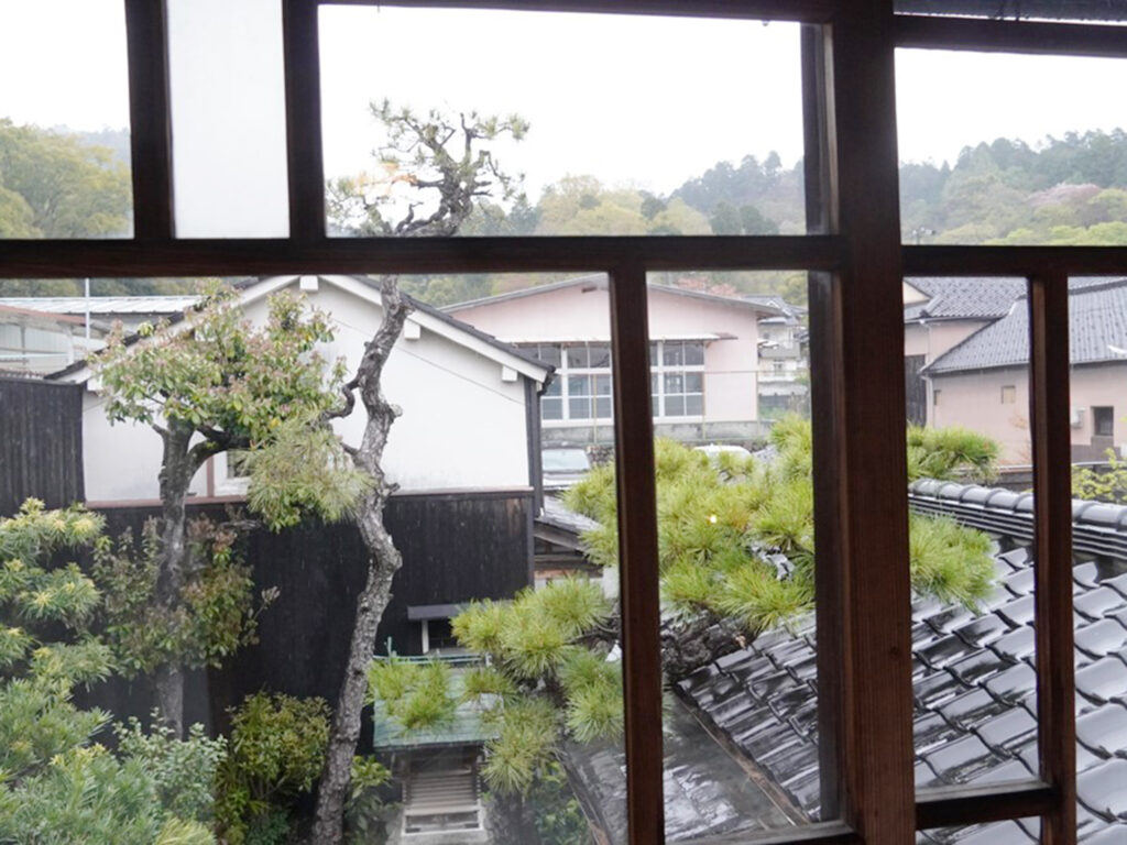 「常磐」の窓から最上山を望む