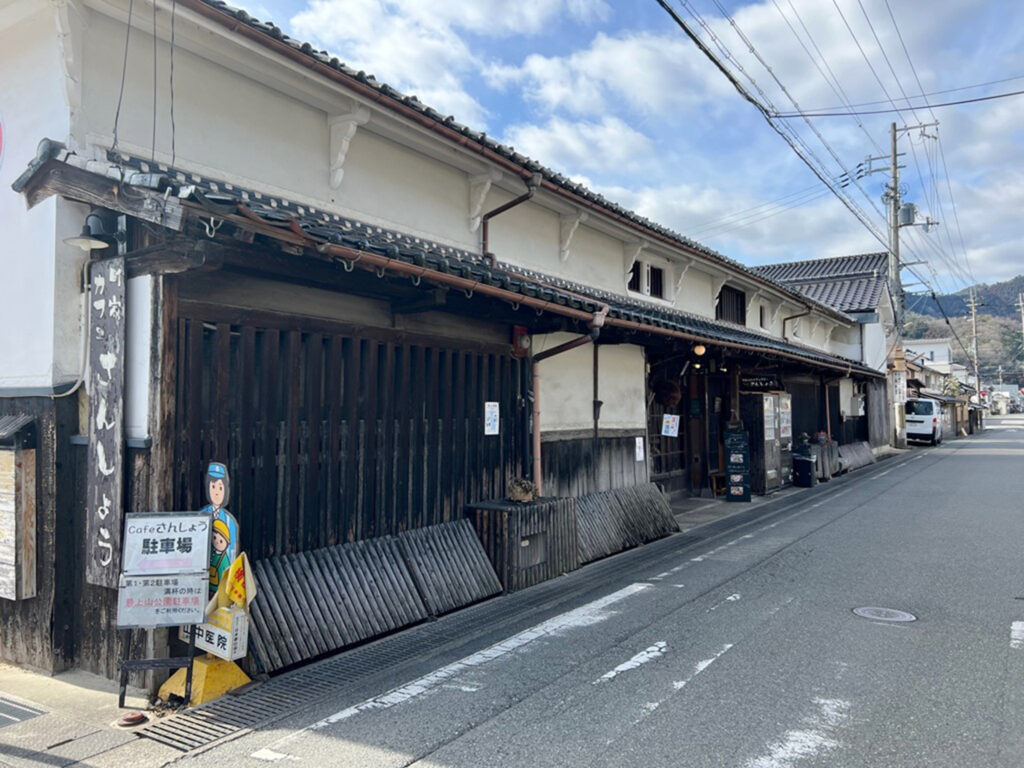 山崎旅館Q　向かいは元造り酒屋の一角を利用した町家カフェ「さんしょう」