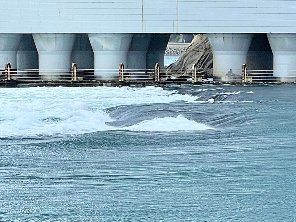 うずしおクルーズ
海に段差ができている。この日の段差は１ｍくらい