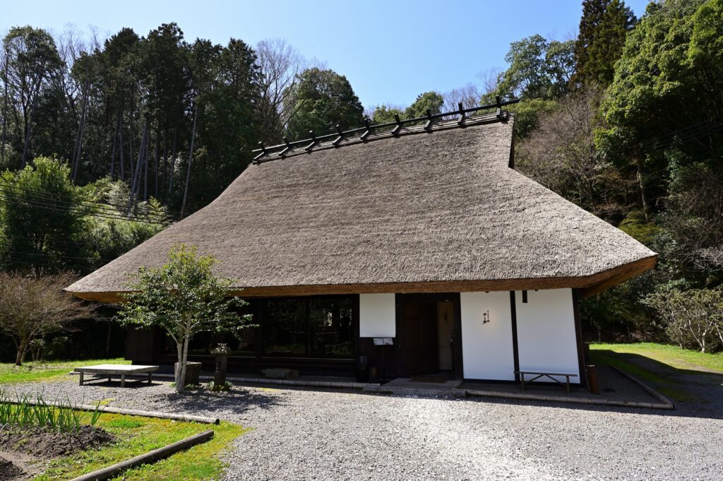 丹波篠山の茅葺き屋根のレストラン