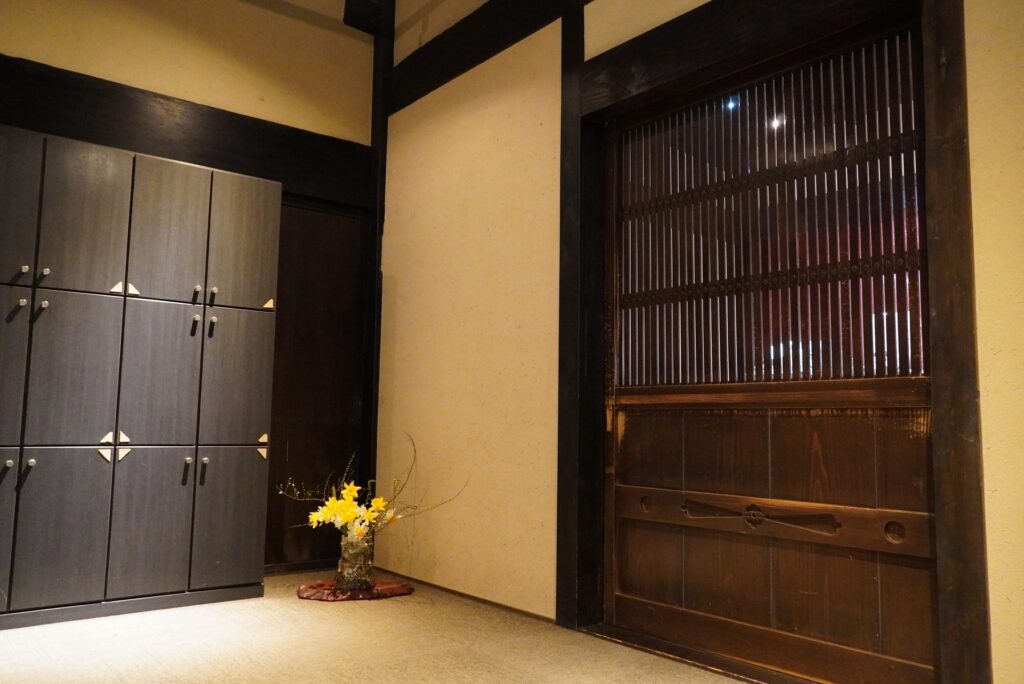 丹波篠山の茅葺き屋根のレストランの入り口