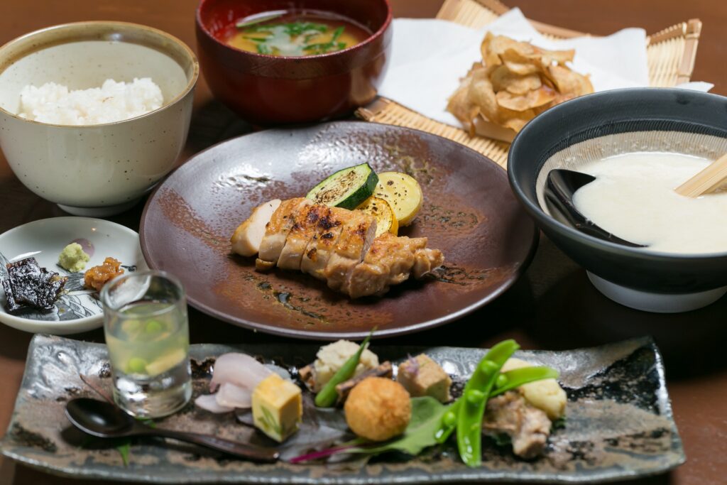 『丹波地鶏旬菜添えとろろ膳』（3,520円)