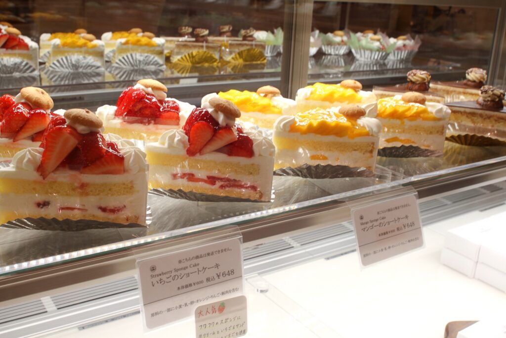 カフェではケーキなどの生菓子もいただける