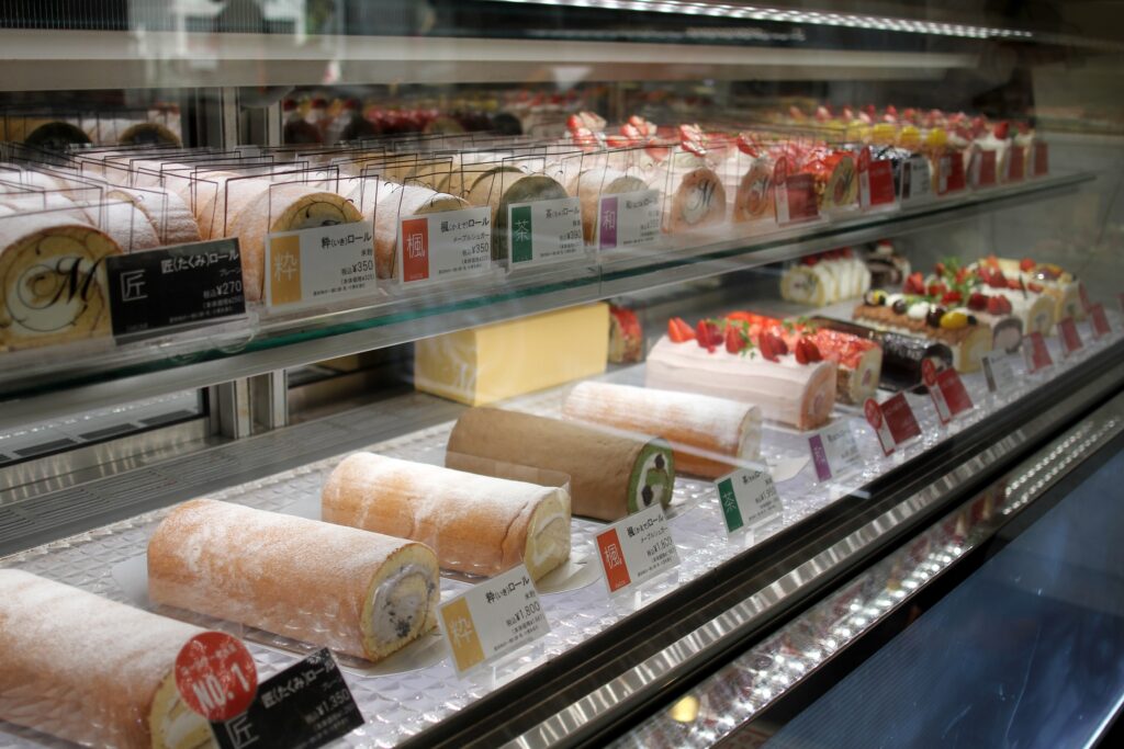 ショーケースには定番ロールケーキが9種類