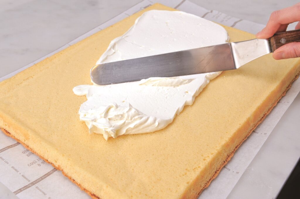 ロールケーキづくりの様子（写真提供：みかげ山手ロール）