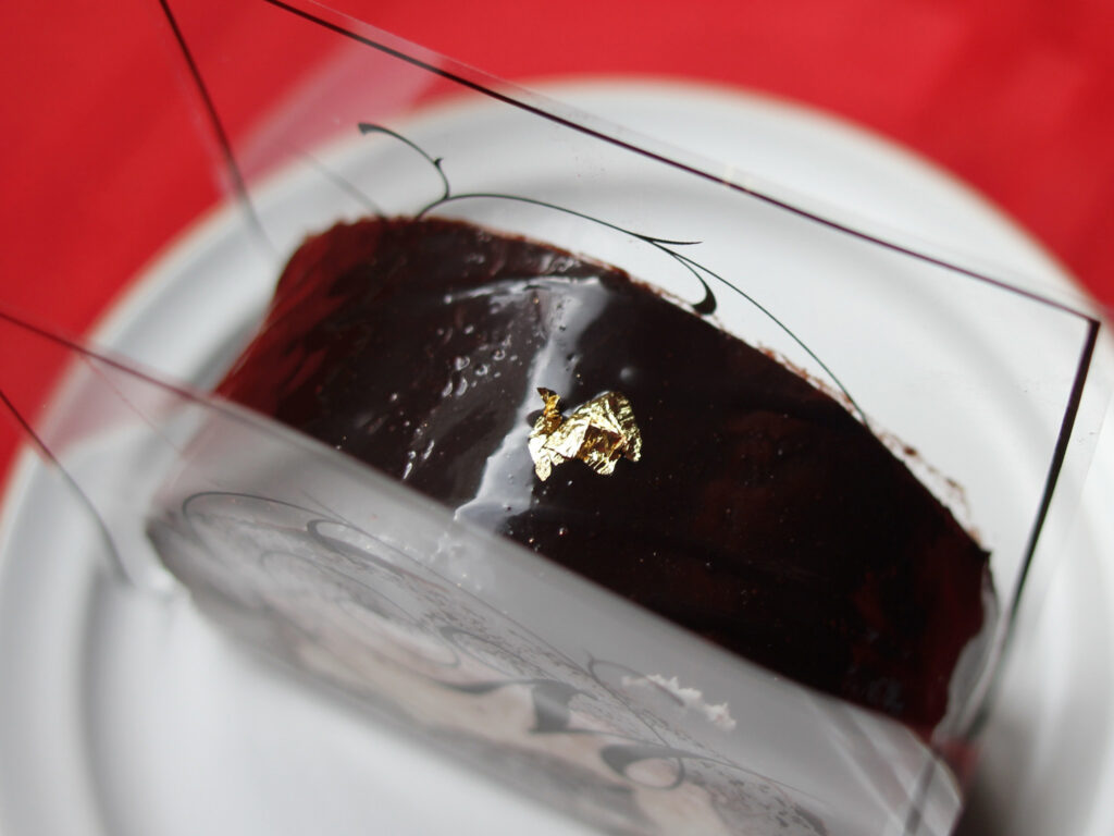 ロールケーキ/金箔がトッピングされていて高級感がある