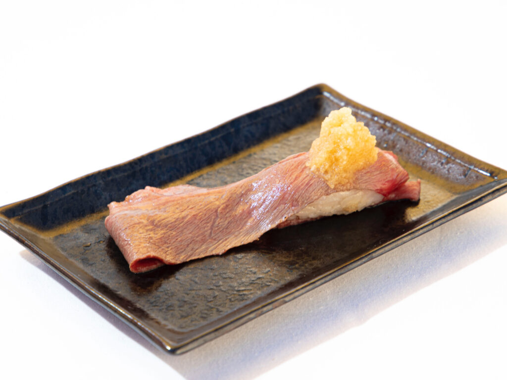 淡路和牛の炙り肉寿し(一貫1,518円) 写真提供：淡路シェフガーデン by PASONA