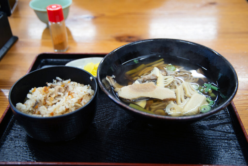 山菜そば定食。お昼を回ると売り切れになることが多いようです