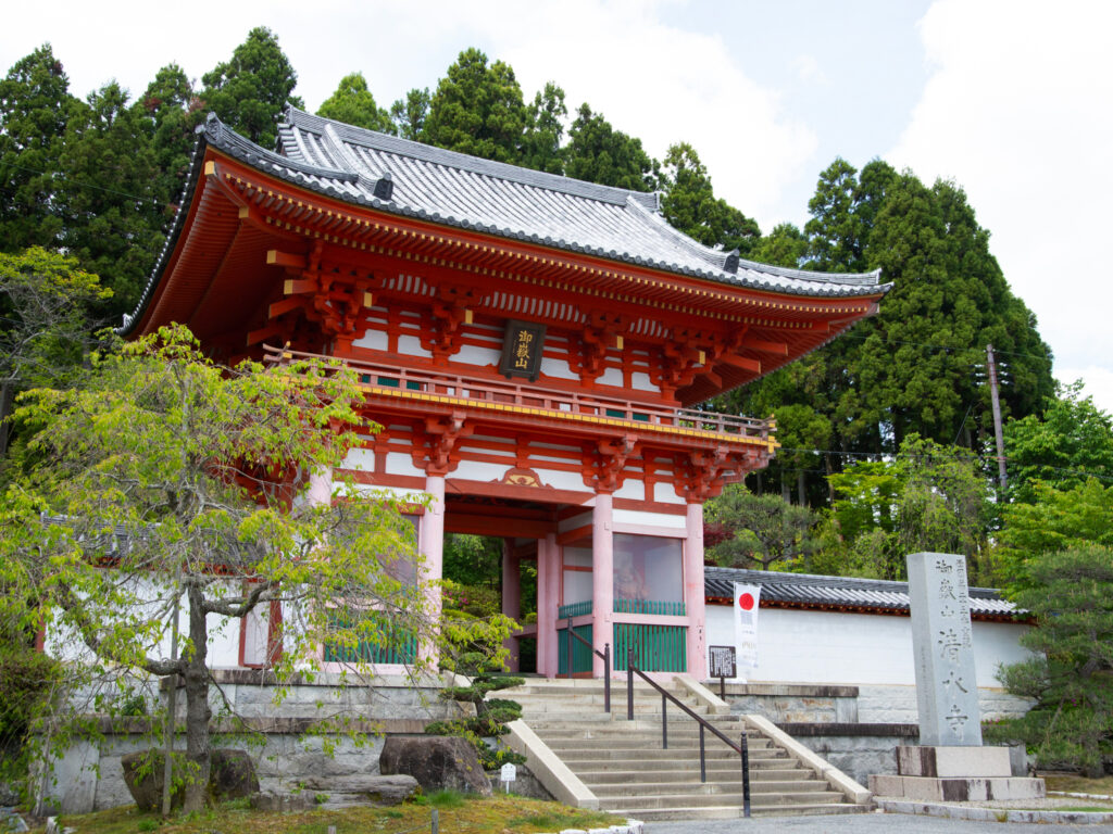 播州清水寺　仁王門。すぐ前に神姫バスのバス停があります