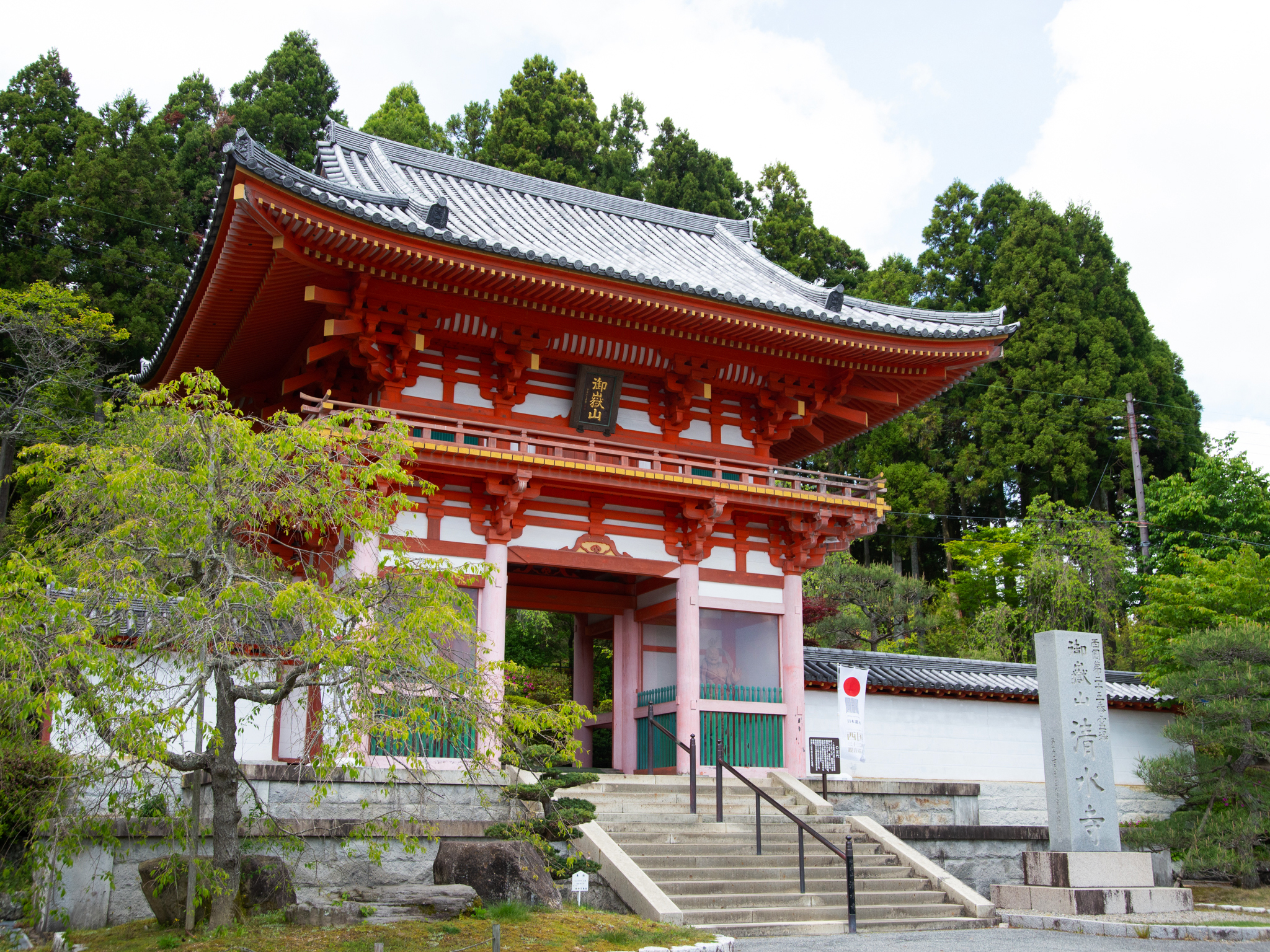 仁王門。すぐ前に神姫バスのバス停があります