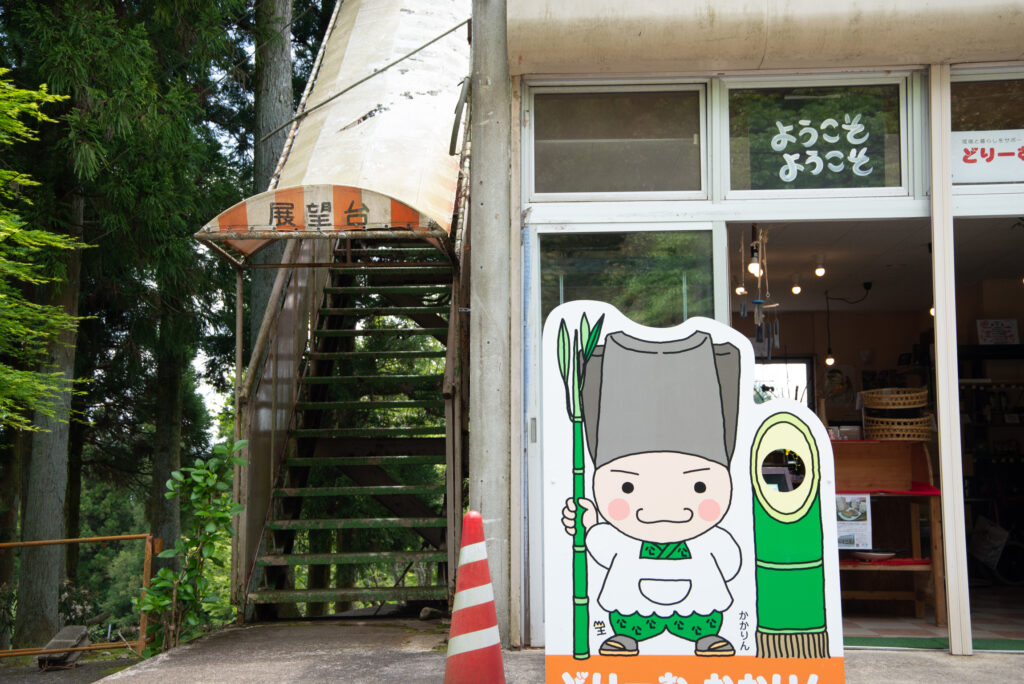 昭和テイストの入り口と、ちょっと心許ない階段