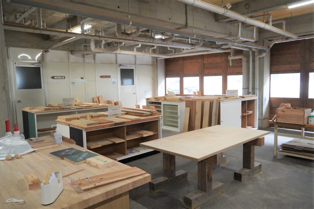 機械や道具がそろったDIYコーナー