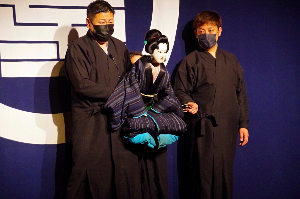 人形浄瑠璃は、１つの人形を人形遣いと呼ぶ3人で操ります。