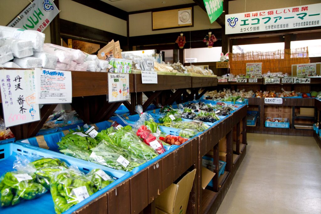 地元の生産者が持ち込む農産物