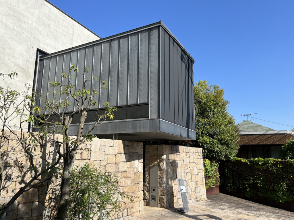 本館から歩いてすぐ。スタイリッシュな外観が目印の新館