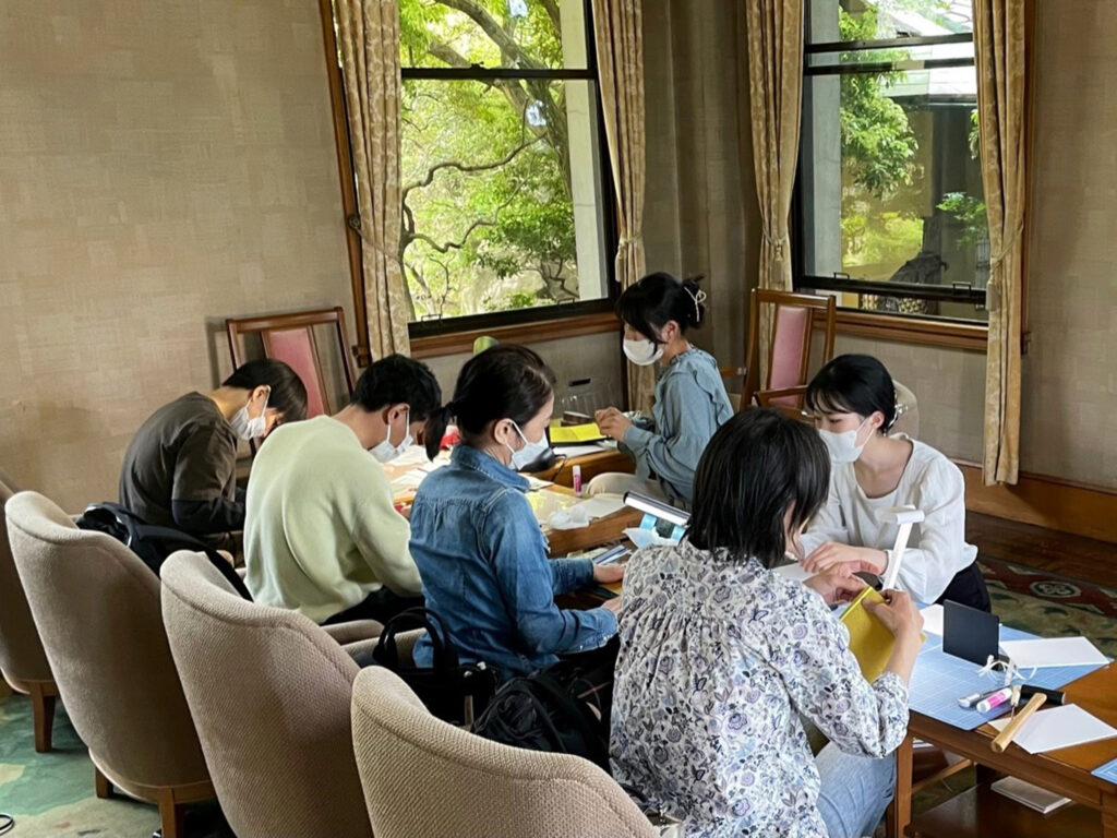 毎回大好評！ミニ屏風づくりのワークショップ「クルッと反転！紙が要のミニ屏風」