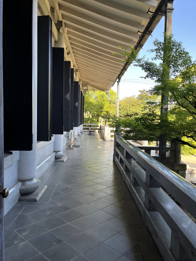 本館1階展示室・南側の回廊を歩き、裏庭にもまわってみましょう