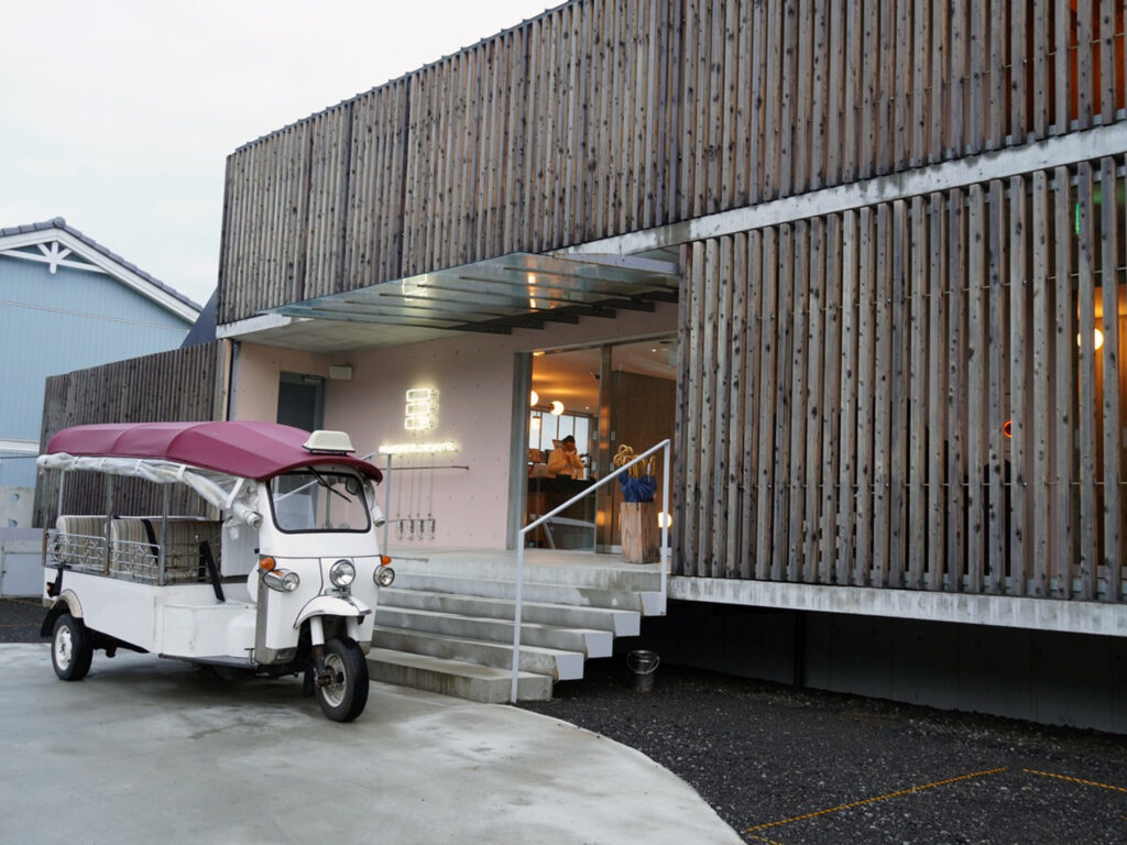 淡路島ホテル　『KAMOME SLOW HOTEL』は、2020年7月、淡路島西海岸の淡路市郡家にオープ
ンしたリゾートブティックホテルです。
